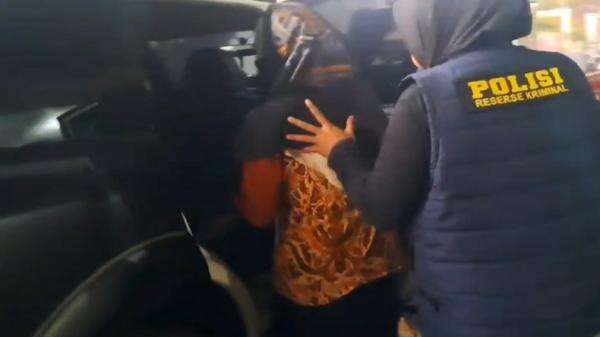 Istri di Sampang Digerebek Suami saat Berduaan dengan Kepala Puskesmas di Ruang Kerja Istri di Sampang Digerebek Suami saat Berduaan dengan Kepala Puskesmas di Ruang Kerja
