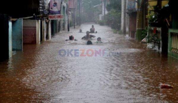 Hujan Deras, 2 RT di Jaksel Banjir hingga Setinggi Setengah Meter Hujan Deras, 2 RT di Jaksel Banjir hingga Setinggi Setengah Meter