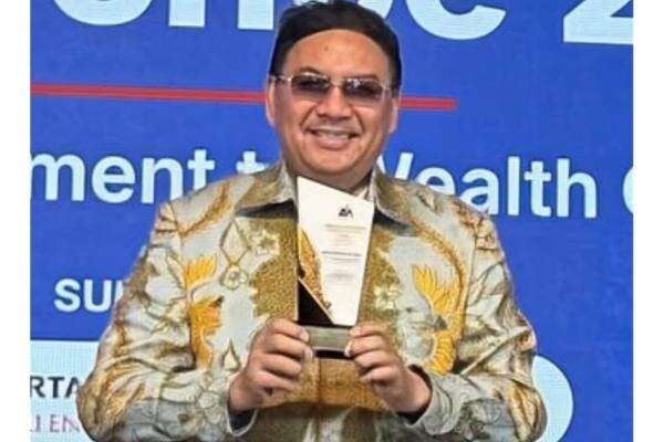 Denny JA Terima AMA Appreciation Award 2026 di Bali Denny JA Terima AMA Appreciation Award 2026 di Bali