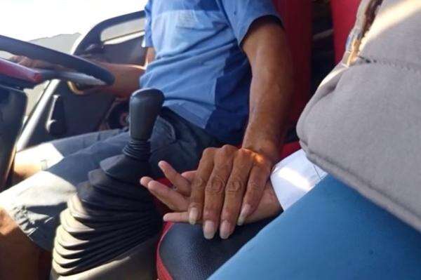 Video Viral Siswi SMA Pamekasan Diduga Dilecehkan Sopir Bus, Rekam Aksi Bejat Pelaku Video Viral Siswi SMA Pamekasan Diduga Dilecehkan Sopir Bus, Rekam Aksi Bejat Pelaku