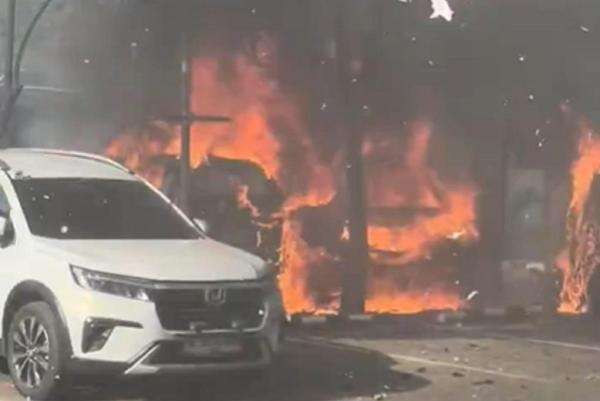 Mobil Listrik Terbakar di Tebet Jaksel, 28 Personel Damkar Turun Tangan Mobil Listrik Terbakar di Tebet Jaksel, 28 Personel Damkar Turun Tangan