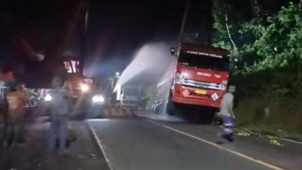 Gunakan Alat Berat, Evakuasi Truk BBM Terperosok ke Parit di Gunung Gumitir Jember Dramatis Gunakan Alat Berat, Evakuasi Truk BBM Terperosok ke Parit di Gunung Gumitir Jember Dramatis