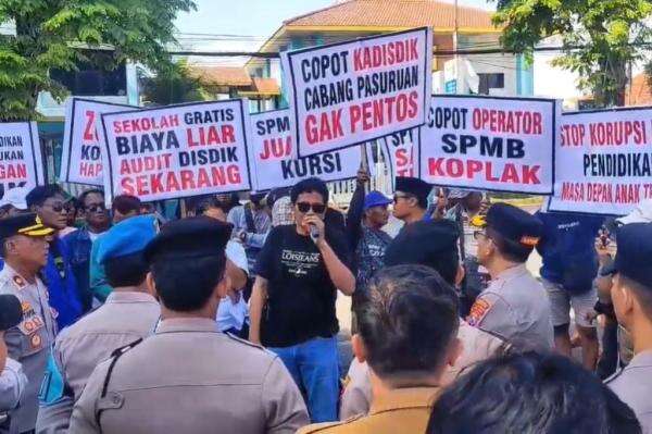 Wali Murid Demo Dinas Pendidikan Pasuruan, Protes SPMB yang Dinilai Membingungkan Wali Murid Demo Dinas Pendidikan Pasuruan, Protes SPMB yang Dinilai Membingungkan