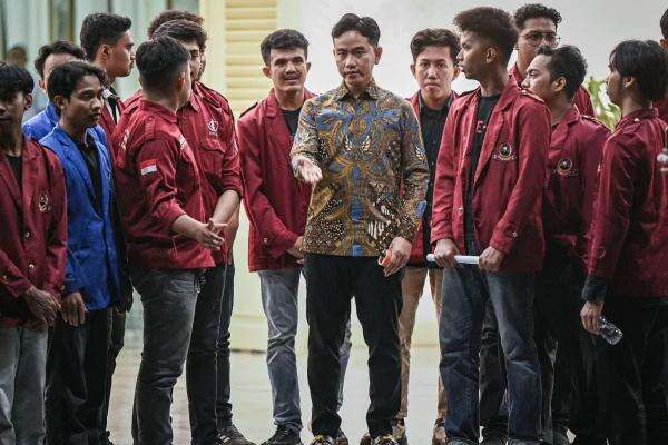 Usai Temui Mahasiswa, Gibran Disebut Akan Teruskan Aspirasi ke Prabowo Usai Temui Mahasiswa, Gibran Disebut Akan Teruskan Aspirasi ke Prabowo