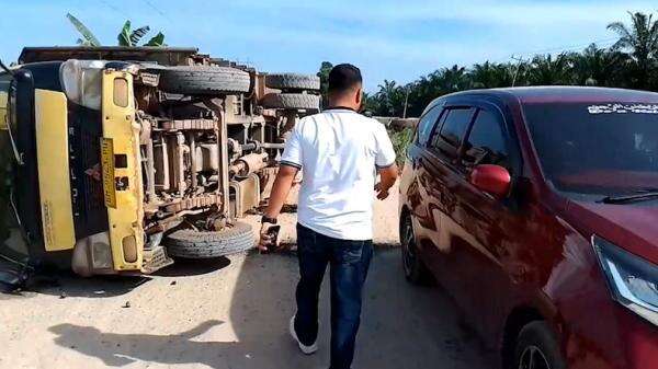 Hati-Hati! Jalan Utama Menuju Ibu Kota Rokan Hilir Rusak Parah, Truk Sering Terbalik Hati-Hati! Jalan Utama Menuju Ibu Kota Rokan Hilir Rusak Parah, Truk Sering Terbalik