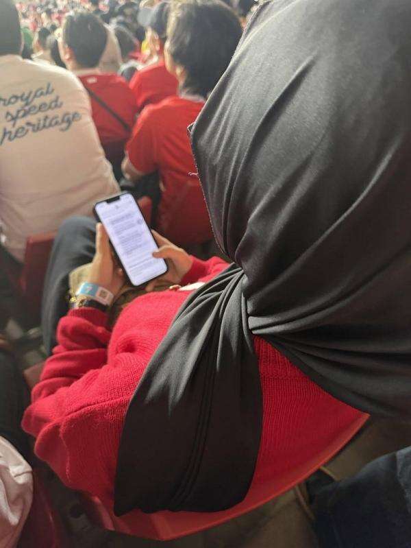 Viral! Foto Suporter Baca Doa untuk Timnas Indonesia, Tuai Sorotan Netizen Viral! Foto Suporter Baca Doa untuk Timnas Indonesia, Tuai Sorotan Netizen