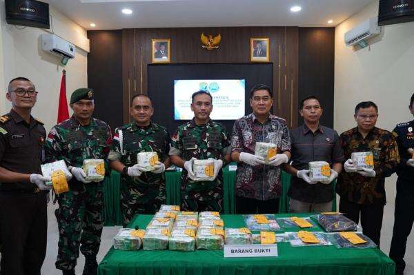 Satgas Pamtas Gagalkan Penyelundupan Narkoba di Perbatasan RI-Malaysia, Sita 21 Kg Sabu Satgas Pamtas Gagalkan Penyelundupan Narkoba di Perbatasan RI-Malaysia, Sita 21 Kg Sabu