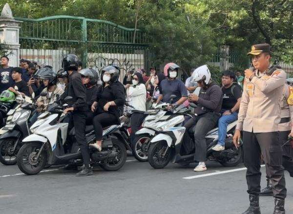 Puluhan Mahasiswa Demo di Patung Kuda, Polisi Tutup Jalan Medan Merdeka Selatan Puluhan Mahasiswa Demo di Patung Kuda, Polisi Tutup Jalan Medan Merdeka Selatan