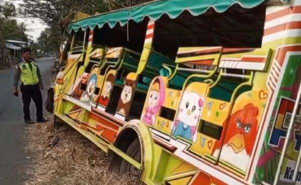 Kereta Kelinci Bawa 24 Peziarah Diduga Rem Blong Tabrak Pohon di Pasuruan Kereta Kelinci Bawa 24 Peziarah Diduga Rem Blong Tabrak Pohon di Pasuruan