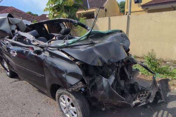 Kecelakaan Maut di Maros, Minibus Tabrak Truk dan Kios hingga Sopir Tewas Terjepit Kecelakaan Maut di Maros, Minibus Tabrak Truk dan Kios hingga Sopir Tewas Terjepit