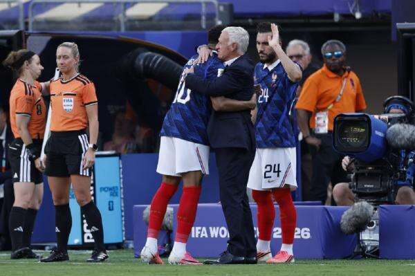 Didier Deschamps Terharu Dipeluk Kylian Mbappe saat Selebrasi Gol Didier Deschamps Terharu Dipeluk Kylian Mbappe saat Selebrasi Gol