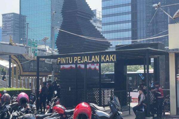 Situasi Terkini Polda Metro usai Penggeledahan, Brimob Bersenjata Masih Siaga Situasi Terkini Polda Metro usai Penggeledahan, Brimob Bersenjata Masih Siaga