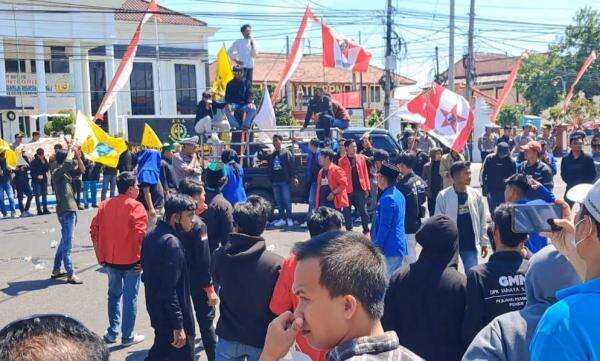 Mahasiswa di Sampang Gelar Aksi Damai, Massa sempat Ricuh saat Blokade Jalan Mahasiswa di Sampang Gelar Aksi Damai, Massa sempat Ricuh saat Blokade Jalan