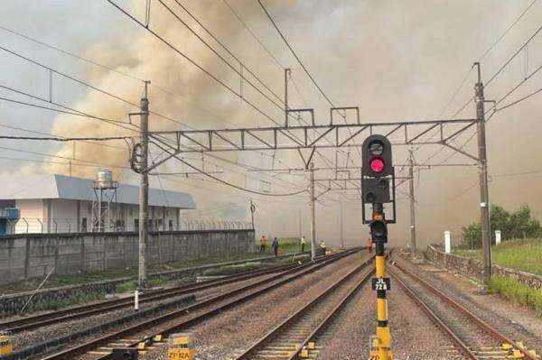 Kebakaran di Sekitar Stasiun Tenjo-Tigaraksa, KRL Commuter Line Terganggu Kebakaran di Sekitar Stasiun Tenjo-Tigaraksa, KRL Commuter Line Terganggu