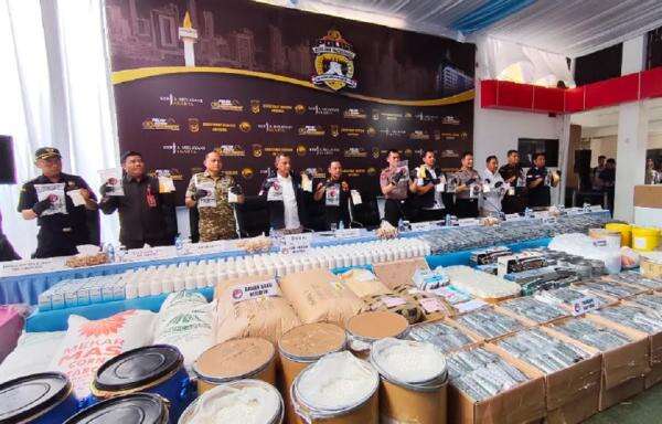 Polda Metro Jaya Bongkar 2 Pabrik Obat Keras Ilegal di Sukoharjo, 16 Orang Ditetapkan Tersangka Polda Metro Jaya Bongkar 2 Pabrik Obat Keras Ilegal di Sukoharjo, 16 Orang Ditetapkan Tersangka