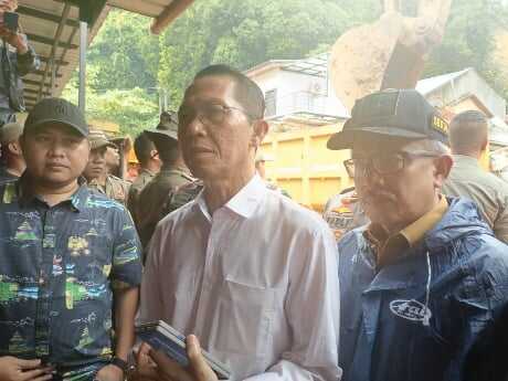 Tinjau Lokasi Longsor di Tiban Koperasi, Amsakar: Saya Turut Berduka Cita Tinjau Lokasi Longsor di Tiban Koperasi, Amsakar: Saya Turut Berduka Cita