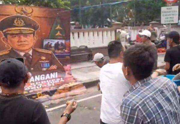 Demo Desak Eks Jampidsus Diadili di Kejati Jatim Memanas! Massa Lempar Telur Busuk Demo Desak Eks Jampidsus Diadili di Kejati Jatim Memanas! Massa Lempar Telur Busuk