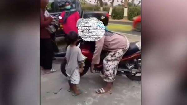 Pilu! Suami Telah Tiada, Ibu di Ponorogo Meninggal di Atas Motor dan Anak Menunggu di Samping Pilu! Suami Telah Tiada, Ibu di Ponorogo Meninggal di Atas Motor dan Anak Menunggu di Samping