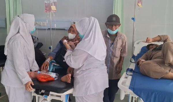 Puluhan Warga Karawang Dilarikan ke RS Diduga Keracunan Gas Kaustik Soda Puluhan Warga Karawang Dilarikan ke RS Diduga Keracunan Gas Kaustik Soda