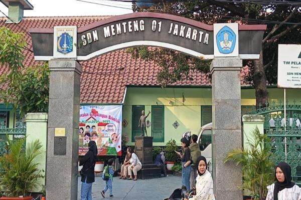 Hari Pertama Sekolah, Orang Tua Murid Setia Dampingi Anak di SDN Menteng 01 Hari Pertama Sekolah, Orang Tua Murid Setia Dampingi Anak di SDN Menteng 01