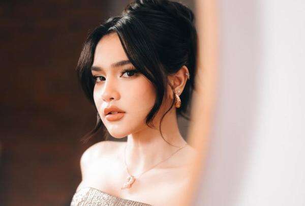 Davina Karamoy Kembali Belajar Agama Kristen demi Film Baru Davina Karamoy Kembali Belajar Agama Kristen demi Film Baru