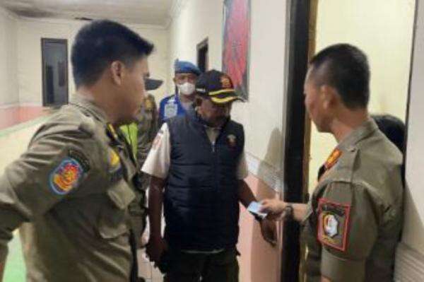 Razia Kos di Bojonegoro, 2 Orang Diduga Pasangan Sesama Jenis Diamankan Razia Kos di Bojonegoro, 2 Orang Diduga Pasangan Sesama Jenis Diamankan