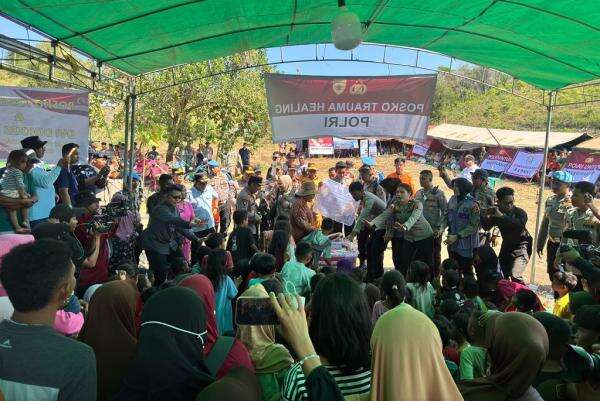 Momen Kapolri dan Titiek Soeharto Hibur Anak-Anak Pengungsi Gempa NTT, Beri Hadiah Momen Kapolri dan Titiek Soeharto Hibur Anak-Anak Pengungsi Gempa NTT, Beri Hadiah
