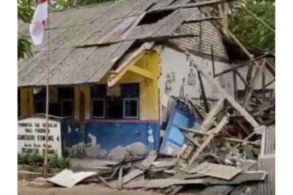 Gedung SDN Konang 4 Bangkalan Ambruk, Sudah Puluhan Tahun Tak Direvitalisasi Gedung SDN Konang 4 Bangkalan Ambruk, Sudah Puluhan Tahun Tak Direvitalisasi