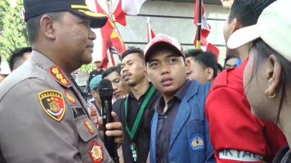 Demo Mahasiswa di Kantor Gubernur Lampung Memanas, Massa Bersitegang dengan Polisi Demo Mahasiswa di Kantor Gubernur Lampung Memanas, Massa Bersitegang dengan Polisi