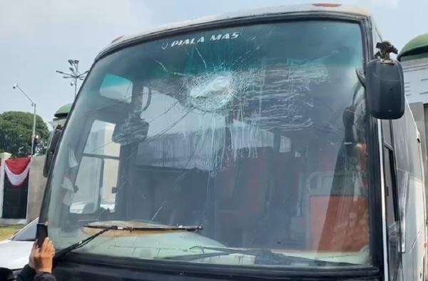 Bus Rombongan Aktivis Pati Dilempar Batu di Karawang, Pelaku 2 Orang Bermasker Bus Rombongan Aktivis Pati Dilempar Batu di Karawang, Pelaku 2 Orang Bermasker