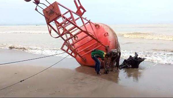 Alat Navigasi Laut Terdampar di Pantai Karoeng Pandeglang, Wisatawan dan Nelayan Resah! Alat Navigasi Laut Terdampar di Pantai Karoeng Pandeglang, Wisatawan dan Nelayan Resah!