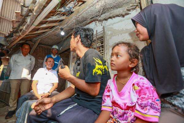 Mewujudkan Keadilan Sosial, Pemerintah Hadirkan Listrik hingga ke Dusun di Karawang Mewujudkan Keadilan Sosial, Pemerintah Hadirkan Listrik hingga ke Dusun di Karawang