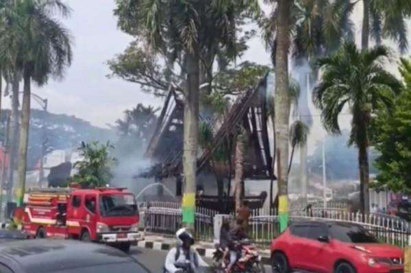 Kebakaran Monumen Tugu Sisingamangaraja XII di Medan, Api Hanguskan Pendopo Kebakaran Monumen Tugu Sisingamangaraja XII di Medan, Api Hanguskan Pendopo