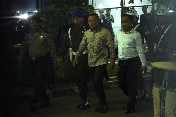 Febrie Adriansyah Ditahan, Penampilannya Tanpa Rompi Pink dan Borgol Jadi Sorotan Febrie Adriansyah Ditahan, Penampilannya Tanpa Rompi Pink dan Borgol Jadi Sorotan