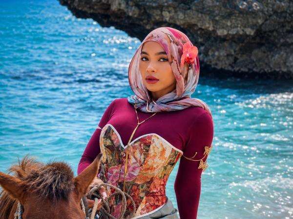 Profil dan Potret Oklin Fia yang Kembali Dihujat Imbas Padukan Hijab dengan Bustier Top Profil dan Potret Oklin Fia yang Kembali Dihujat Imbas Padukan Hijab dengan Bustier Top