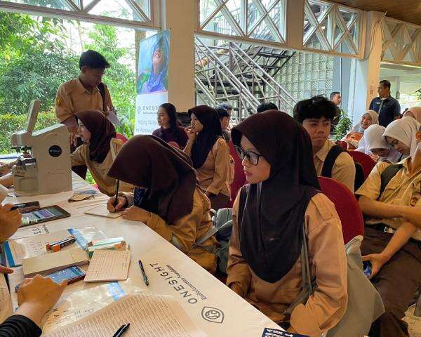 Disdik Jabar Apresiasi Bantuan Kacamata Gratis dari MNC Peduli dan OneSight EssilorLuxottica Foundation Disdik Jabar Apresiasi Bantuan Kacamata Gratis dari MNC Peduli dan OneSight EssilorLuxottica Foundation