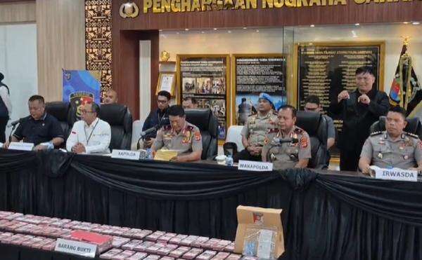 Pengedar Uang Palsu Rp1 Miliar Ditangkap di Pelabuhan Bakauheni, Begini Modusnya Pengedar Uang Palsu Rp1 Miliar Ditangkap di Pelabuhan Bakauheni, Begini Modusnya