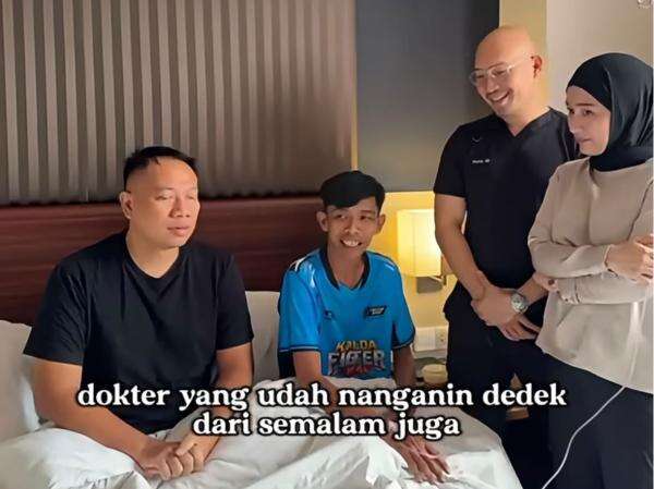 Dede Sunandar Akhirnya Sadar usai Tumbang gegara Dipukul Vicky Prasetyo di Atas Ring Dede Sunandar Akhirnya Sadar usai Tumbang gegara Dipukul Vicky Prasetyo di Atas Ring