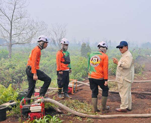 Momen Prabowo Susuri Lahan Terbakar di Kubu Raya, Pastikan Penanganan Karhutla Optimal Momen Prabowo Susuri Lahan Terbakar di Kubu Raya, Pastikan Penanganan Karhutla Optimal