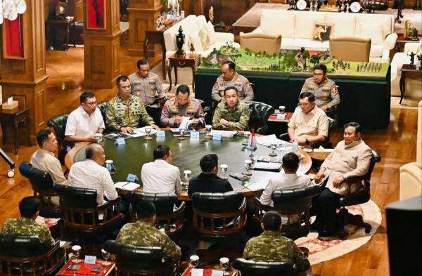 Prabowo Kumpulkan Kapolri, Panglima TNI hingga Kapolda Metro Jaya di Hambalang, Bahas Apa? Prabowo Kumpulkan Kapolri, Panglima TNI hingga Kapolda Metro Jaya di Hambalang, Bahas Apa?