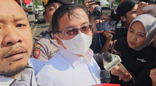 Sestama BNPB Rustian Tinggalkan Gedung KPK Usai Terjaring OTT, Tangan Tidak Diborgol! Sestama BNPB Rustian Tinggalkan Gedung KPK Usai Terjaring OTT, Tangan Tidak Diborgol!