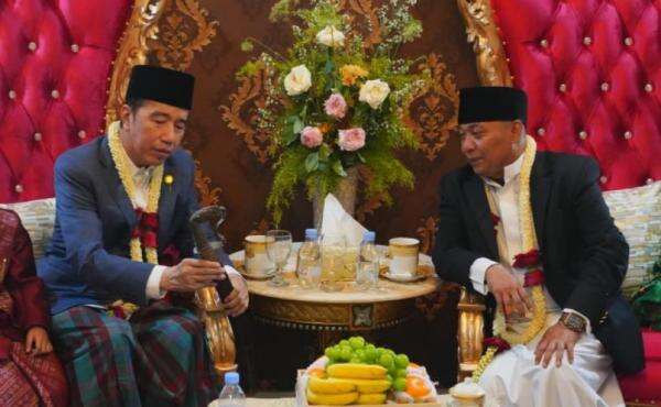 Jokowi Dapat Pedang Naga Liman di Cirebon, Balas Hadiah Sepeda untuk Anak Ujang Busthomi Jokowi Dapat Pedang Naga Liman di Cirebon, Balas Hadiah Sepeda untuk Anak Ujang Busthomi