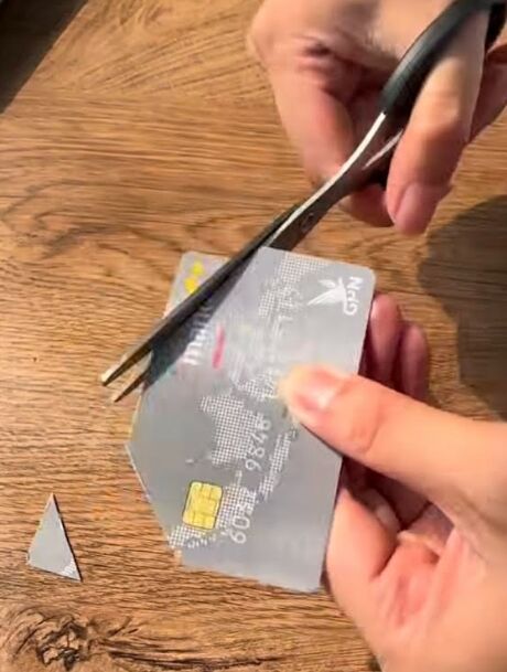 Viral! Aksi Nasabah Gunting Kartu ATM Usai Kecewa Rekening Bank Mandiri Aktivis Pati Diblokir Viral! Aksi Nasabah Gunting Kartu ATM Usai Kecewa Rekening Bank Mandiri Aktivis Pati Diblokir