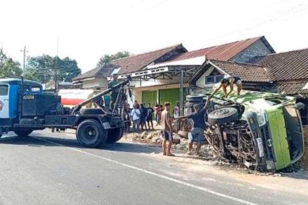 Kecelakaan Beruntun Truk Tangki Tabrak 2 Kendaraan di Magelang, 6 Orang Dilarikan ke RS Kecelakaan Beruntun Truk Tangki Tabrak 2 Kendaraan di Magelang, 6 Orang Dilarikan ke RS