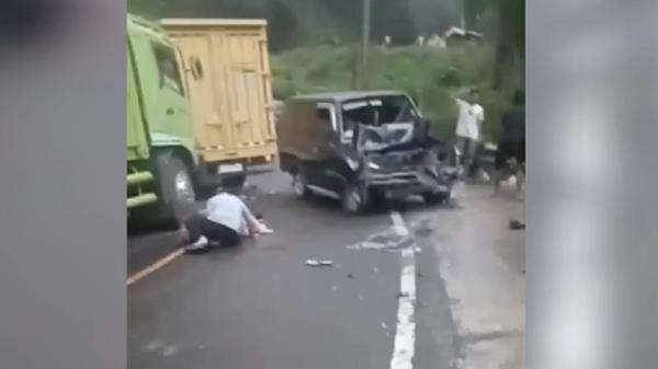 Truk Diduga Rem Blong, 5 Kendaraan Kecelakaan Beruntun di Jalur Bukittinggi–Medan Truk Diduga Rem Blong, 5 Kendaraan Kecelakaan Beruntun di Jalur Bukittinggi–Medan