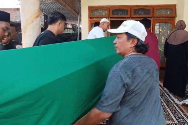 Tangis Keluarga Pecah Sambut Jenazah Warga Pasuruan Tewas Diduga Dianiaya Oknum Polisi Tangis Keluarga Pecah Sambut Jenazah Warga Pasuruan Tewas Diduga Dianiaya Oknum Polisi