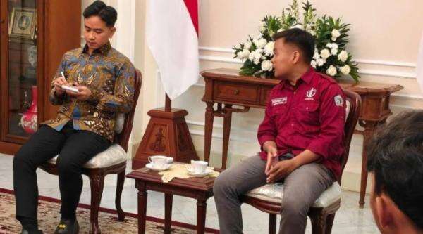 Viral Mahasiswa UBK Diduga Terima Uang Usai Bertemu Gibran, Apa Kata Istana? Viral Mahasiswa UBK Diduga Terima Uang Usai Bertemu Gibran, Apa Kata Istana?