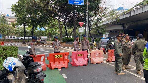 Demo di Depan DPR, Lalu Lintas Jalan Gatot Subroto Arah Slipi Ditutup Demo di Depan DPR, Lalu Lintas Jalan Gatot Subroto Arah Slipi Ditutup