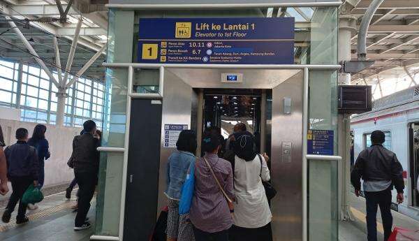 Stasiun Karet Tak Ditutup, tapi Naik-Turun Penumpang KRL di Stasiun BNI City Stasiun Karet Tak Ditutup, tapi Naik-Turun Penumpang KRL di Stasiun BNI City