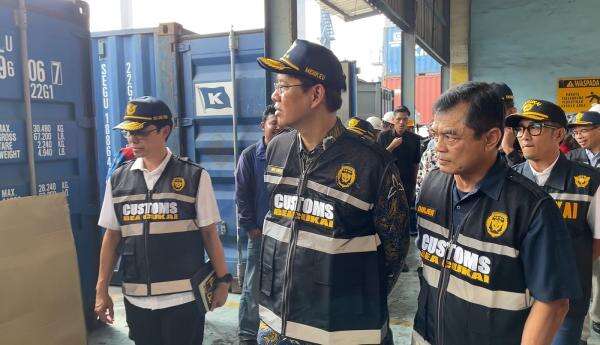 3.100 Kontainer Numpuk di Tanjung Priok, Purbaya Minta Tambah Personel dan Operasional 24 Jam 3.100 Kontainer Numpuk di Tanjung Priok, Purbaya Minta Tambah Personel dan Operasional 24 Jam